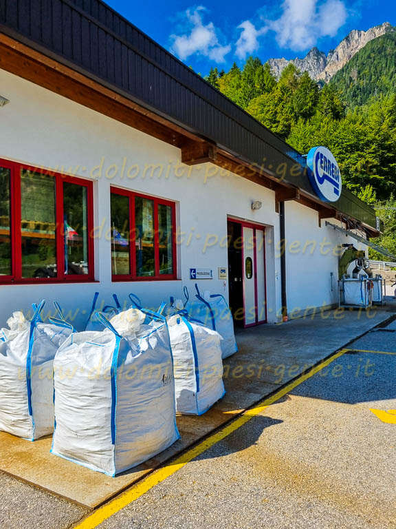 http://www.dolomiti-paesi-gente.it