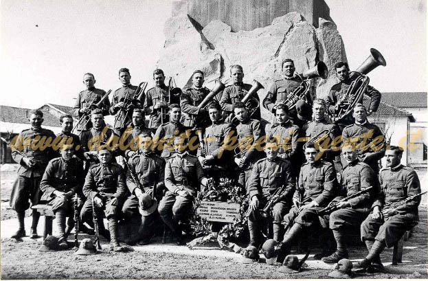 F209 la fanfara del btg. Belluno nel cortilr della Caserma -Salsa-(classe 1908),Belluno 1928 ca