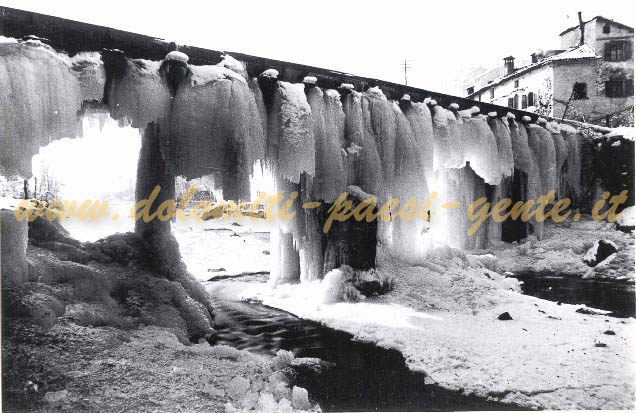 F215 il vecchio ponte della Roggia a borgo Prà, in inverno, Belluno