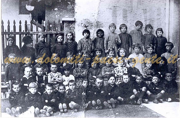 Alunni dell'asilo San nicolò a Borgo Piave, Belluno 1926