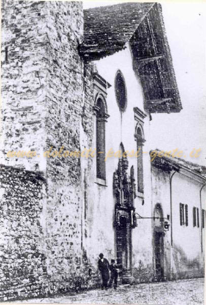 Chiesa Santa Maria dei Battuti con il vecchio portale ligneo