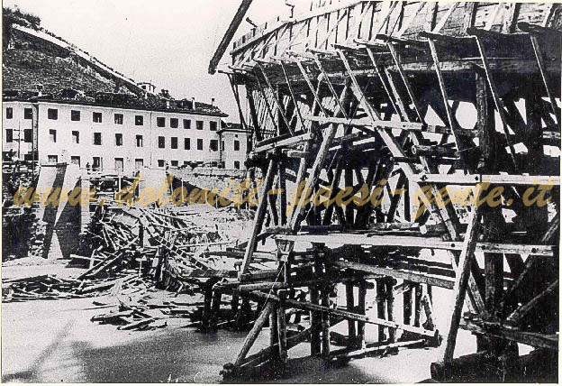 Crollo dell'armatura del Ponte della Vittoria durante la costruzione , Belluno 3 maggio 1925