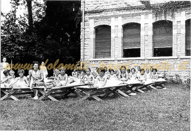 bagni di sole alla scuola elementared Castion, colonia estiva, Castion ,estate 1935