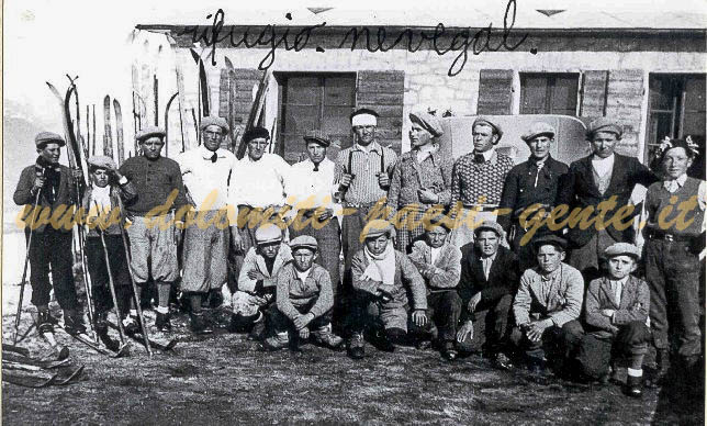 Pionieri dello sci davanti all'albergo, ospizio del Nevegal, Nevegal 1937