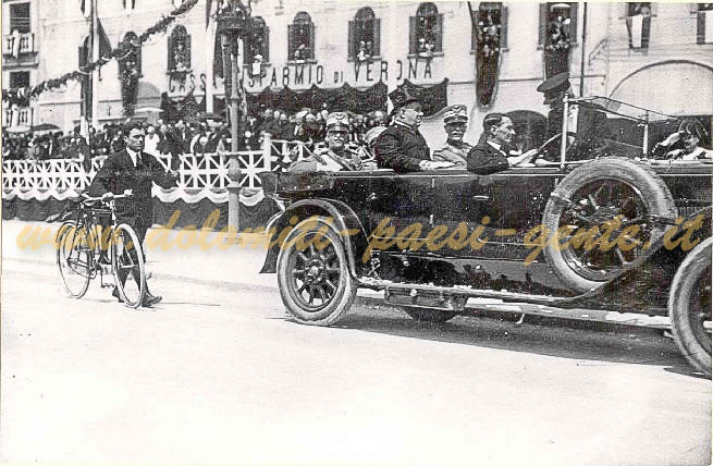 Re Vittorio Emanuele III passa in auto per Campedel, Belluno 23 maggio 1926