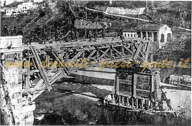 Soldati italiani smantellan la campata superstite del ponte in legno sul Piave fatto saltare dagli austriaci in ritirata,~1