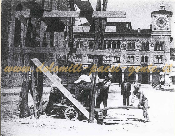 Trasporto della fontana in Piazza Duomo dal posto dove era stata collocata nel 1873 (luogo dove sorgeva la chiesa della B~1