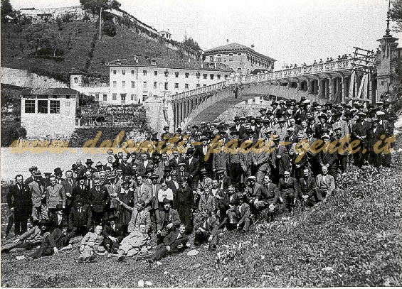 Gruppo di bellunesi davanti al Ponte della Vittoria dopo l'inaugurazione, Belluno 23 maggio 1926