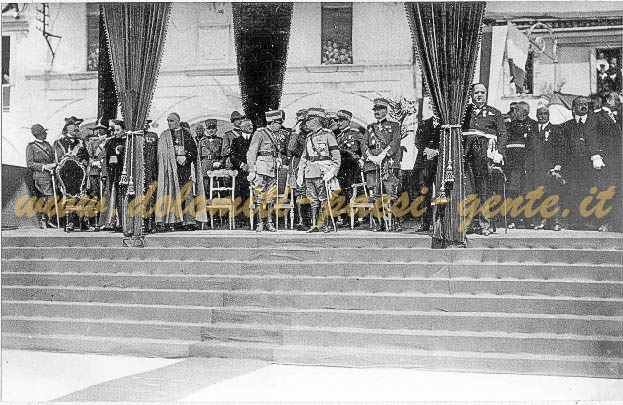 Il Re Vittorio Emanuele III sul palco davant a San Rocco, Belluno 23 maggio 1926