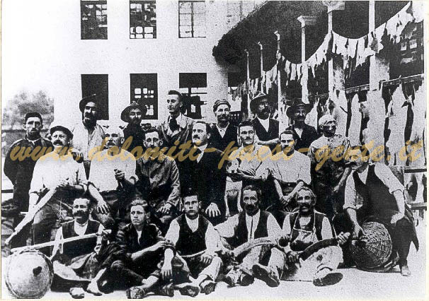 Il personale della conceria Colle a Borgo Piave fotografato in occasione della prima -partida- di cuoio dopo l'invasione ~1