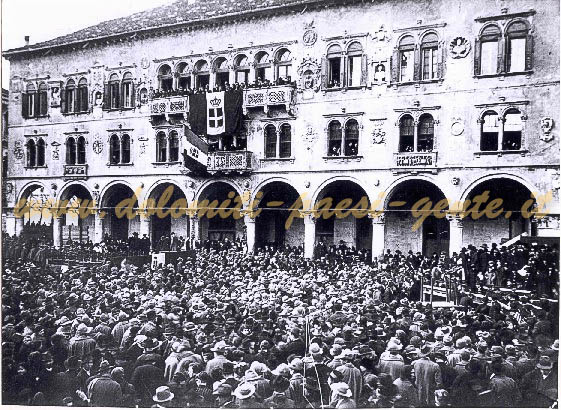 Inaugurazione delle nuove campane del Duomo, folla davanti alla Prefettura. Belluno 23 gennaio 1925