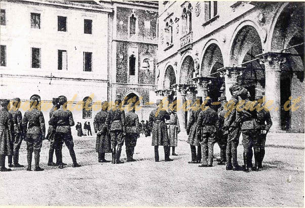 Ufficiali e soldati austriaci davanti alla Prefettura, sede dell'I.R. Comando Distrettuale di Belluno, Belluno 1918