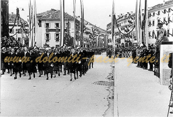 F76 sfilata di studenti del G.U.F- davanti al Duce, Belluno 24 settembre 1938