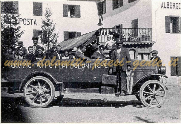 F84 Fiat 18 P della ditta Buzzati (-Servizio Alpi Dolomitiche-) davanti all'albergo posta, Caprile