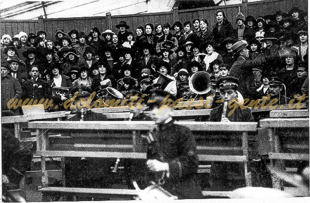 F89 inaugurazione delle nuove campane del Duomo, il coro e la Banda, Belluno 23 gennaio 1925