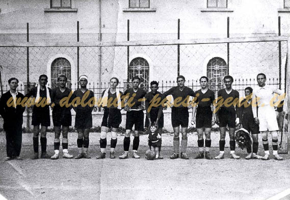 F93 associazione Calcio Belluno nello stadio (attuale Parco Bologna- la mascotte è Barluzzi poi portiere del Milan