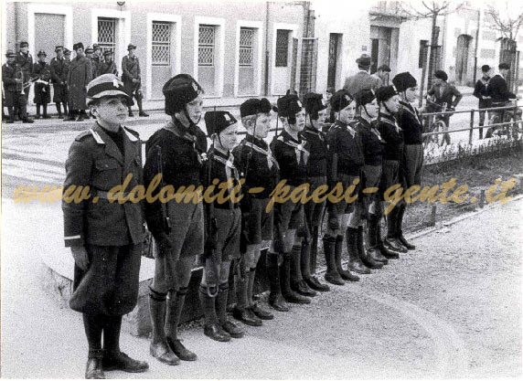 F94 Balilla schierati davanti alla - Casa del Balilla - Belluno 1936