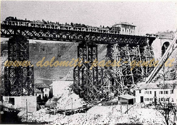 F95 Passaggio del primo treno sul viadotto ferroviario sull'Ardo, costruito dagli Austriaci, Belluno inverno 1917-1918