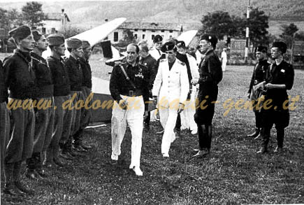 F101 Achille Starace visita la scuola di volo a vela, San Pietro in Campo 11 agosto 1935
