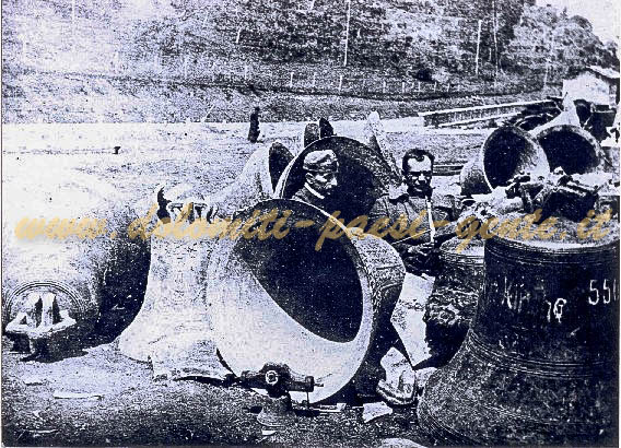 F105 Campane trafugate dagli austriaci dalle chiese bellunesi (didascalia -i ladri di campane-), Belluno1918