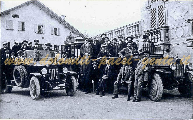 F113 Automezzi della ditta Buzzati ad Agordo, davanti a Villa Crotta (Fiat 505e Fiat 15 TER) Agordo 1930