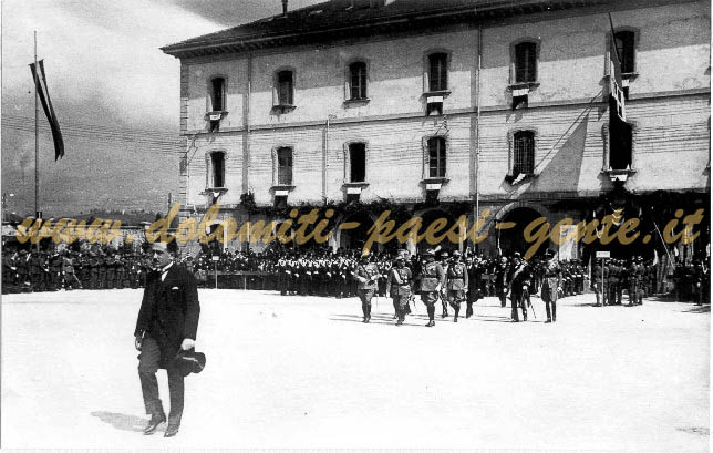 F138 Il Re Vittorio Emanuele III nel cortile della caserma -Salsa- per l'inaugurazione del monumento ai caduti del 7 ^ Al~1