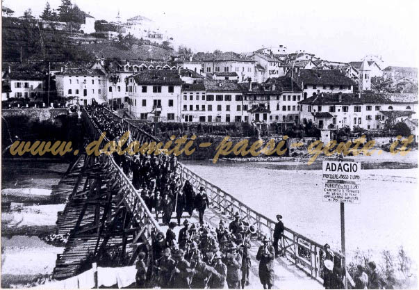 F142 Sfilata sul ponte  provvisorio sul Piave (costruito dal Genio Militare Italiano) Belluno