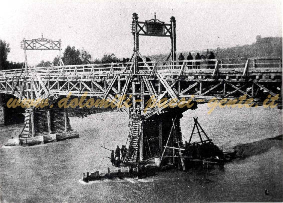 F143 Ponte provvisorio in legno sul Piave costruito dagli austr-ungarici,Belluno 1918