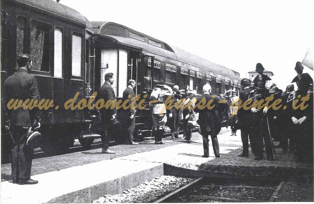 F151 Re Vittorio Emanuele III, giunto a Belluno per la inaugurazione del ponte della Vittoria, risale in treno, Belluno 2~1