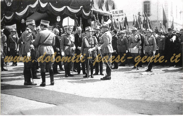 F152 Re Vittorio Emanuele III nel cortile della caserma - Salsa-, Belluno 23 maggio 1926