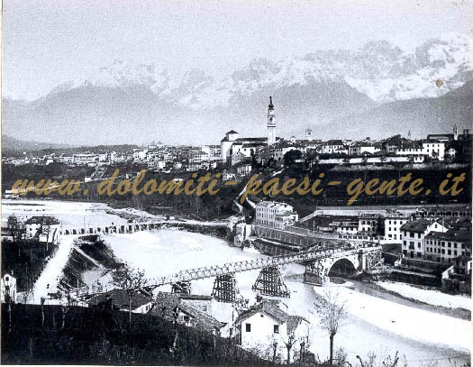 F163 Passerella austriaca e ponte provvisorioin legno sul Piave, costruito dal Genio Militare Italiano dopo la rioccupazi~1