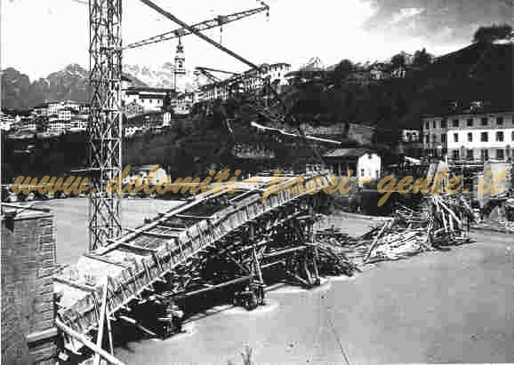 F166 Crollo dell'armatura del Ponte della Vittoria durante la sua costruzione, Belluno 3 maggio 1925