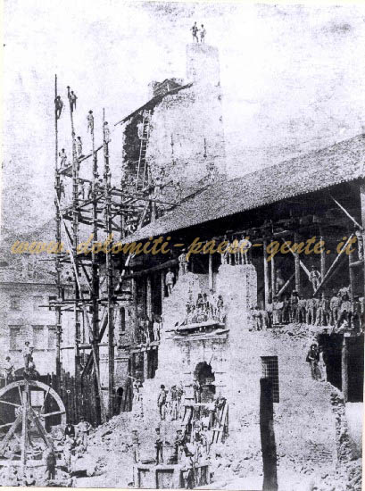 F171 Demolizione del palazzo dei Vescovi dopo il terremoto del 1873, Belluno 1873