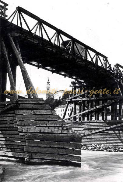 F180 Ponte provvisorio in legno sul Piave, costruito dal Genio Militare Italiano dopo la rioccupazione della città, Bellu~1