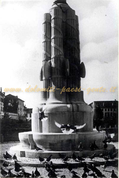F182 Belluno piazza Campitello- pilone dell'antenna della Vittoria 1932 ca