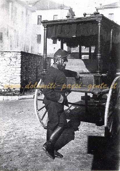 F185 un necroforo dell'I.R. esercito austro-ungarico nel cortile dell'ospedale civile, Belluno 1918