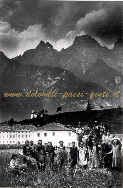 F191 contadini al raccolto al Mas_ sullo sfondo la bachicoltura bellunese, Mas estte 1935