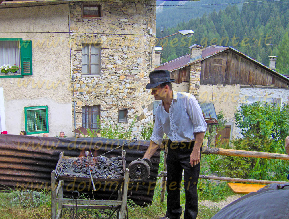http://www.dolomiti-paesi-gente.it