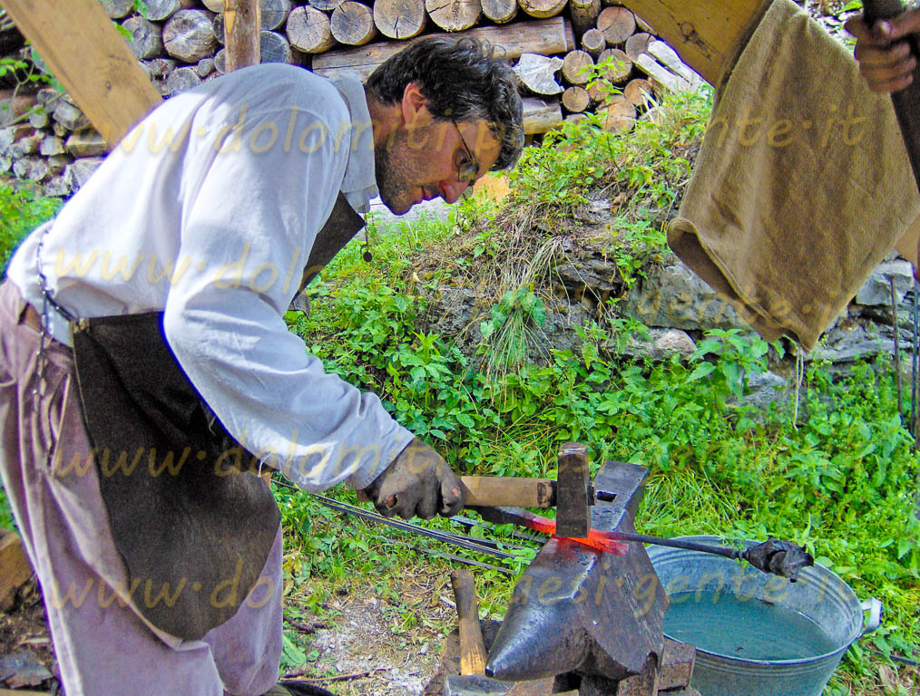 http://www.dolomiti-paesi-gente.it