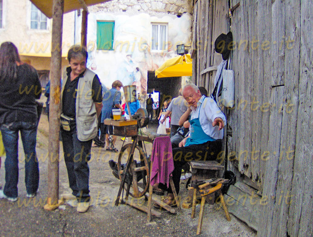 http://www.dolomiti-paesi-gente.it