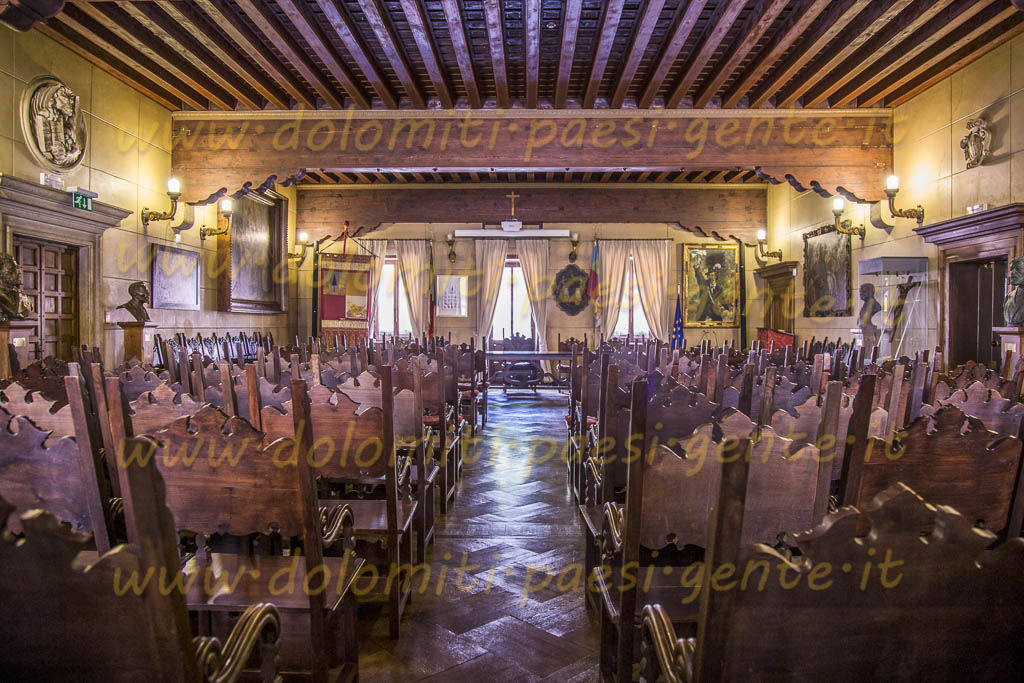 http://www.dolomiti-paesi-gente.it