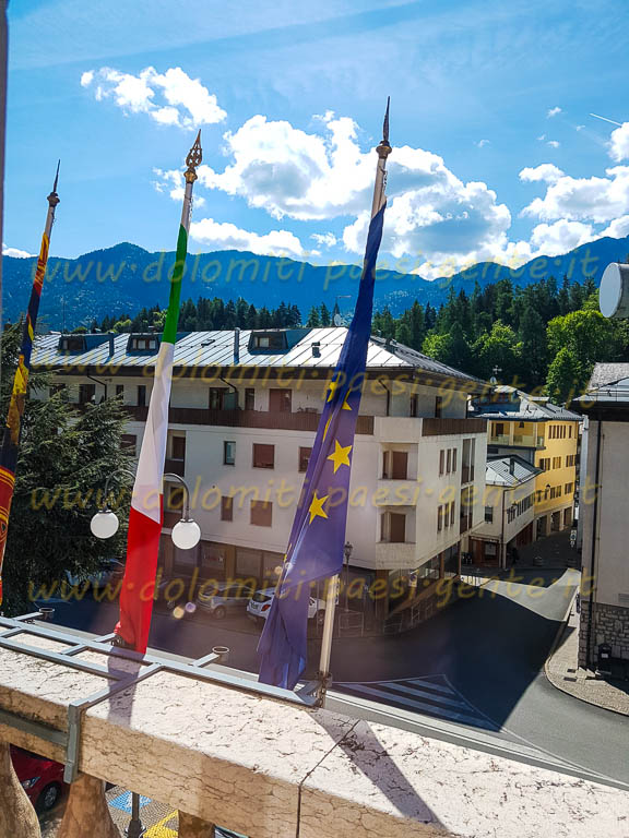 http://www.dolomiti-paesi-gente.it