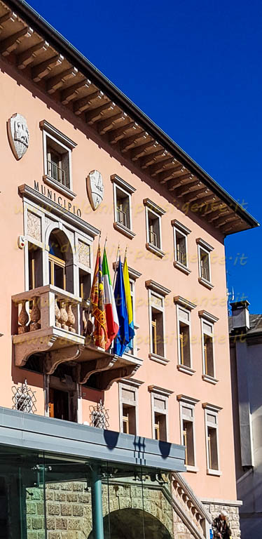 http://www.dolomiti-paesi-gente.it